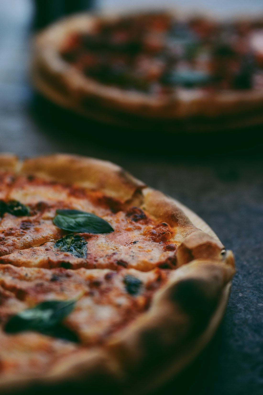 Margherita mit Basilikum