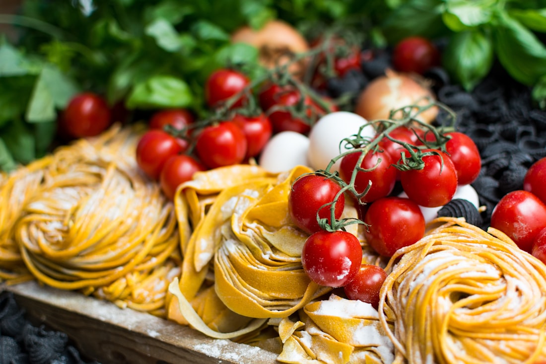 Frische, hausgemachte Pasta-Nester mit Rispentomaten und Basilikum
