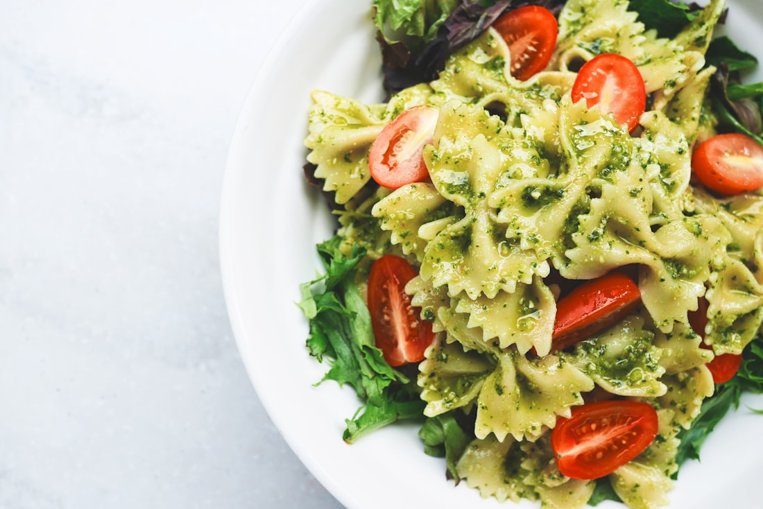 Farfalle mit Pesto und Kirschtomaten