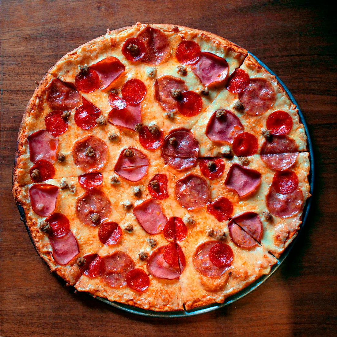 Pizza mit Salami