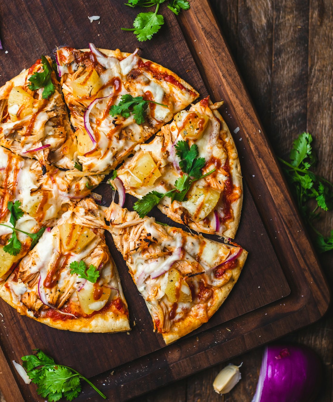 Spezialpizza vom Holzbrett